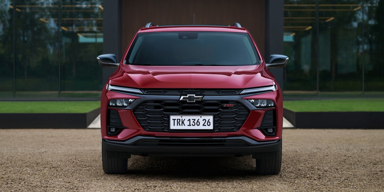 Vista frontal de la Chevrolet Tracker color Rojo Fuego.
