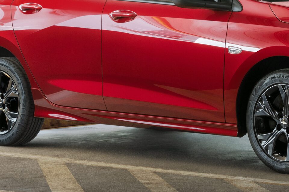 Chevrolet Onix Auto Moderno - Faldon Lateral con tu combo de accesorios sport