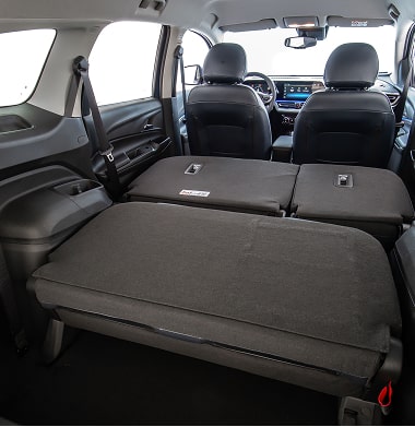 Interior del Chevrolet Spin 2026 con asientos abatidos, máxima flexibilidad de carga para todo tipo de necesidades familiares.
