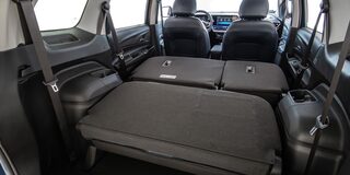 Interior del Chevrolet Spin 2026 con asientos abatidos, ofrece máxima flexibilidad de carga y espacio ideal para familias activas.