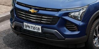 Parrilla frontal del Chevrolet Spin 2026 azul, diseño innovador que resalta modernidad y personalidad en el SUV familiar.
