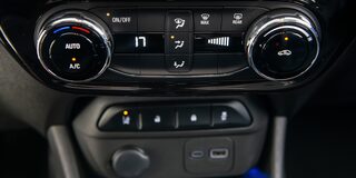 Panel de control de climatización del Chevrolet Spin 2026, sistema avanzado para mantener el confort y la temperatura ideal en todo momento.