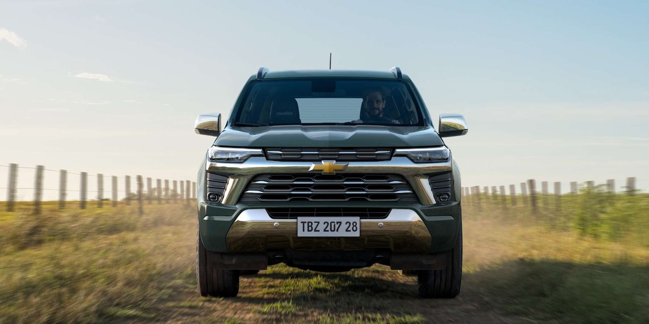 Vista frontal de la Chevrolet Trailblazer conduciendo en camino rural.