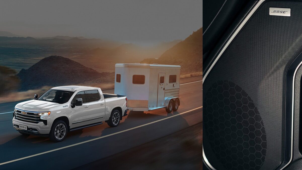 Chevrolet Silverado acarreando una casa rodante por una ruta.