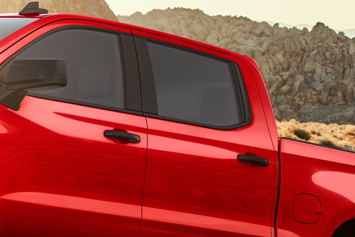 Detalle de las manijas exteriores en color negro de la Chevrolet Silverado.