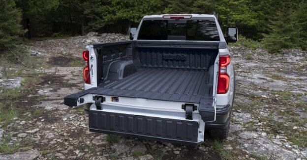 Vista de como la Caja Multi-Plex de la Chevrolet Silverado facilita su acceso.