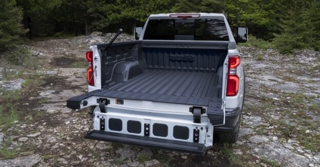 Vista de como la Caja Multi-Plex de la Chevrolet Silverado facilita su descenso.