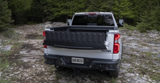 Detalle de como la Caja Multi-Plex de la Chevrolet Silverado ayuda a mantener objetos dentro de la caja.