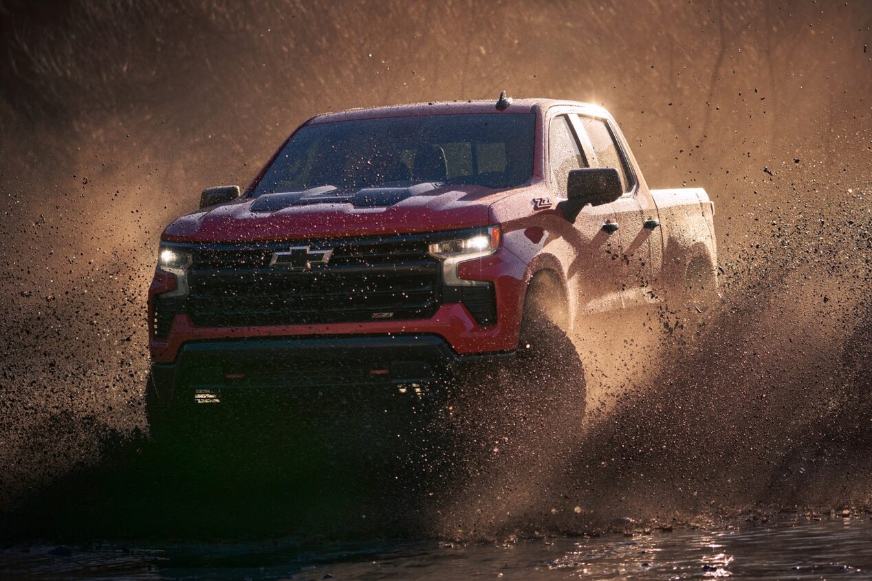 Vista lateral de la Chevrolet Silverado derrapando en camino de tierra.