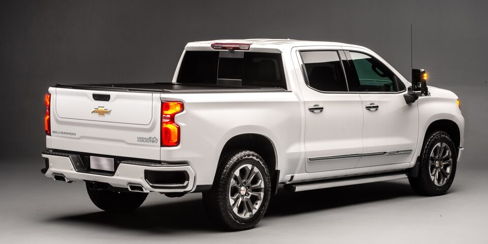 Vista lateral de la Chevrolet Silverado blanca.