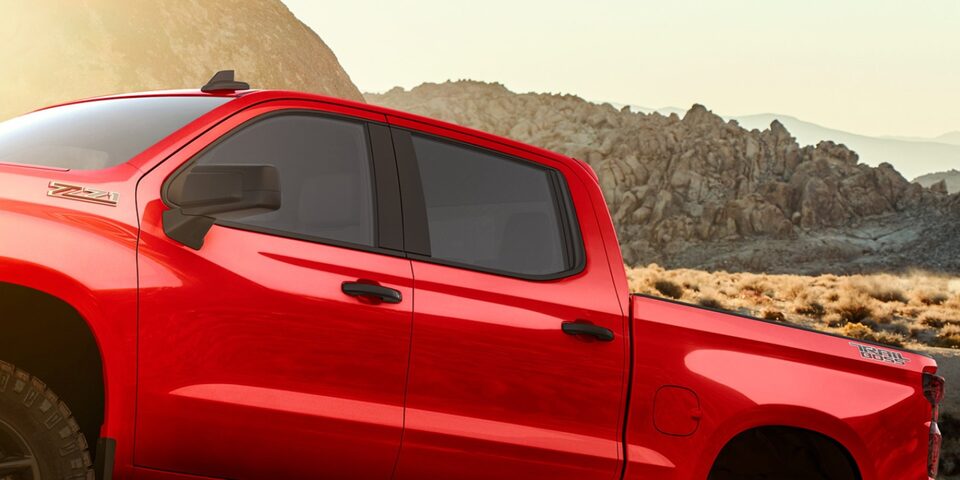 Vista lateral de la Chevrolet Silverado destacando las manijas externas negras.