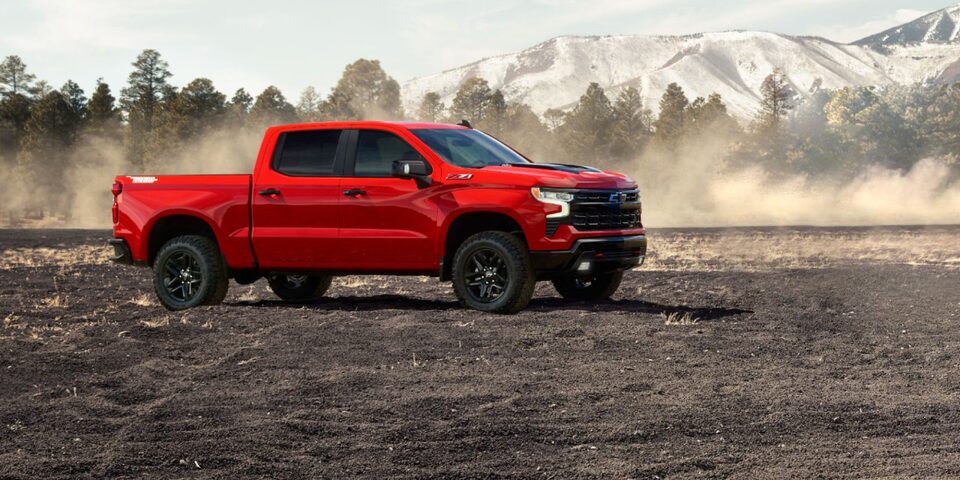 Vista lateral de la Chevrolet Silverado roja estacionada.
