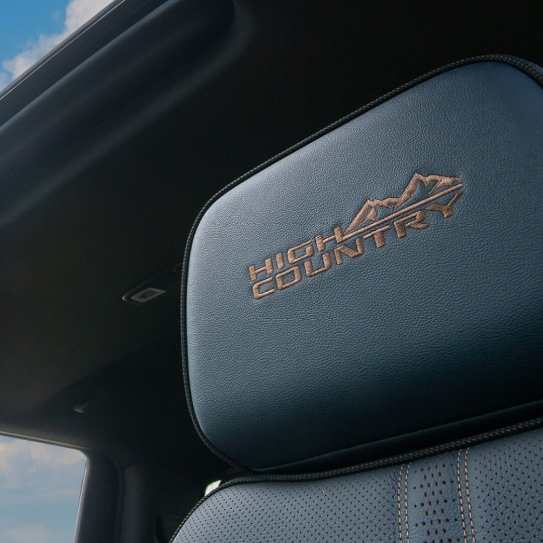 Techo panorámico visto desde el interior de la Chevrolet Silverado.