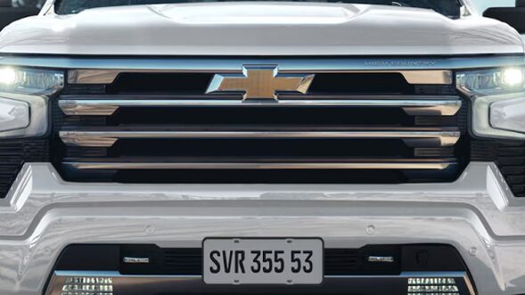 Vista en detalle de la parrilla activa de la Chevrolet Silverado.