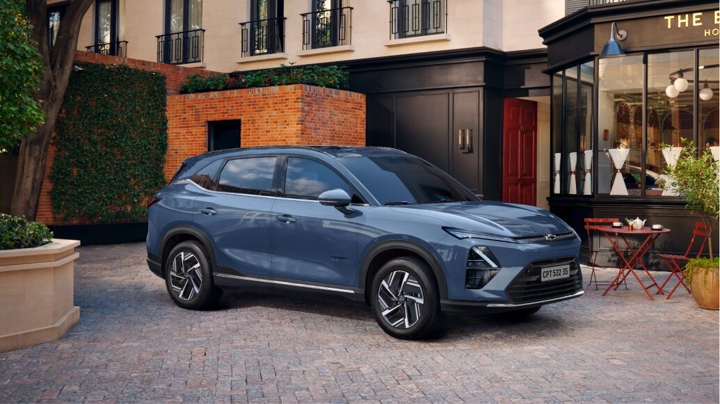 Chevrolet Captiva PH EV estacionada en la puerta de un local gastronómico.