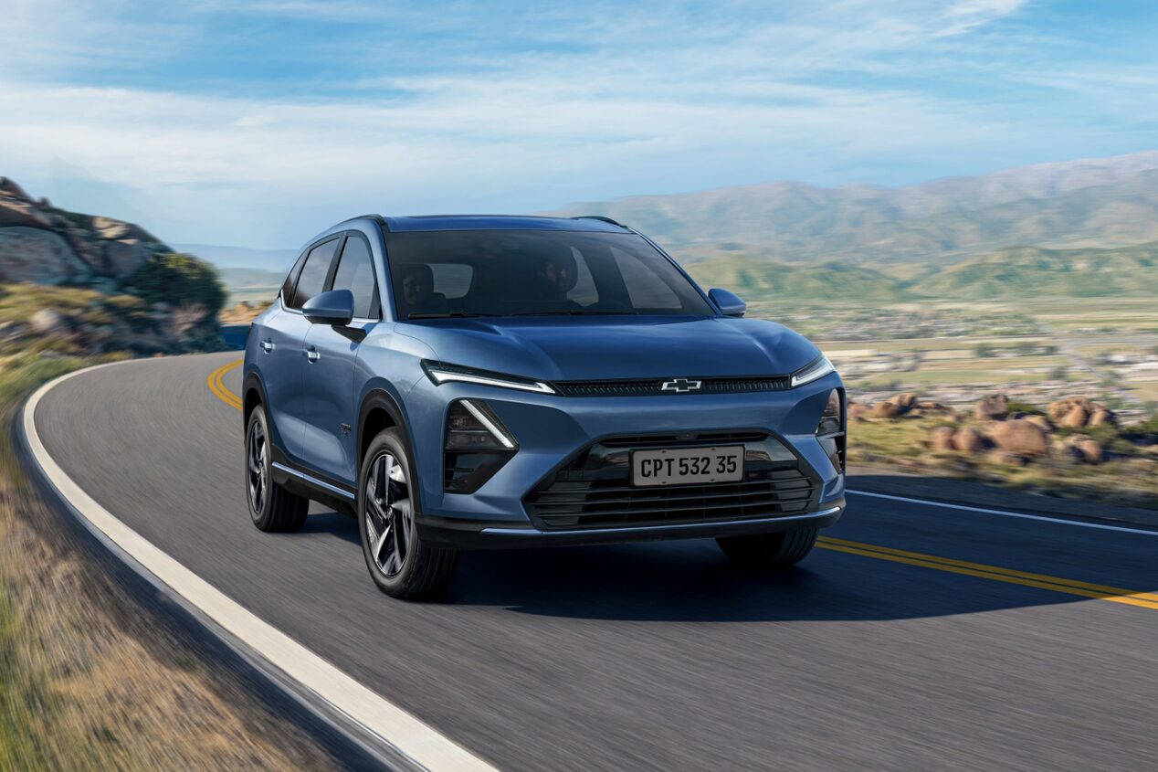 Chevrolet Captiva PHEV circulando sobre una ruta elevada, con montañas y naturaleza de fondo. 