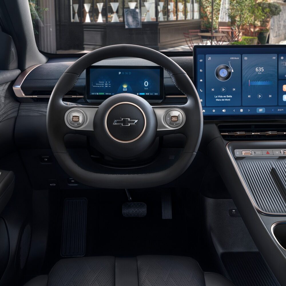 Vista del volante de la Chevrolet Captiva PHEV, además de los controles y la pantalla digital central.