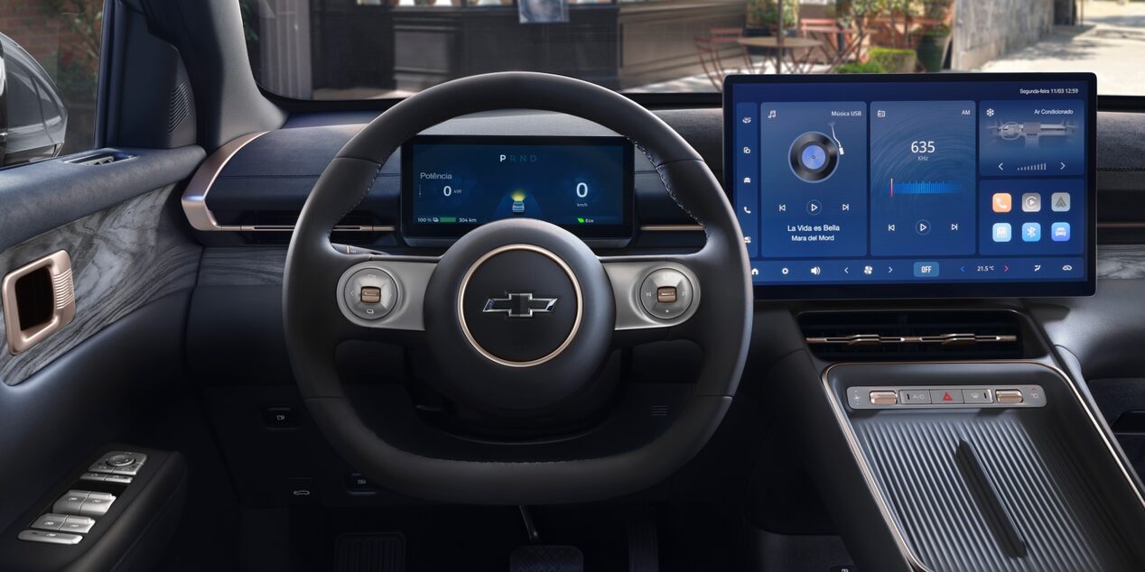 Vista del volante de la Chevrolet Captiva PHEV, además de los controles y la pantalla digital central.