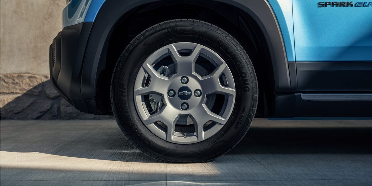 Llantas resistentes y con estilo en el Chevrolet Spark EUV, listo para acompañarte en cada aventura