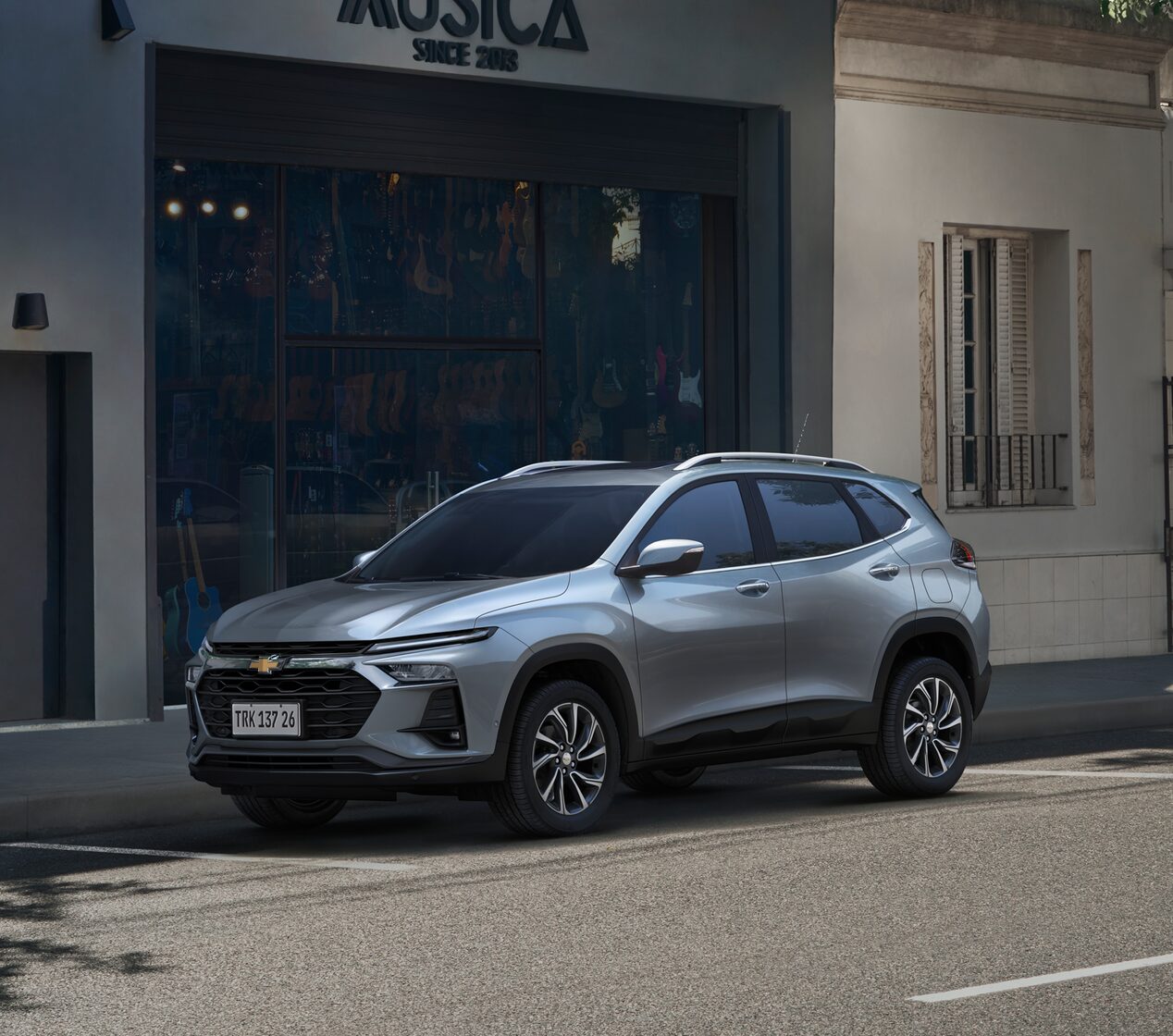 Chevrolet Tracker 2026 color Gris Sharkskin estacionado en área urbana