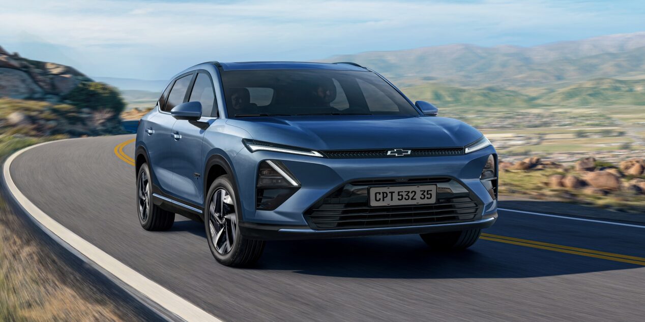 Chevrolet Captiva PHEV circulando sobre una ruta elevada, con montañas y naturaleza de fondo. 