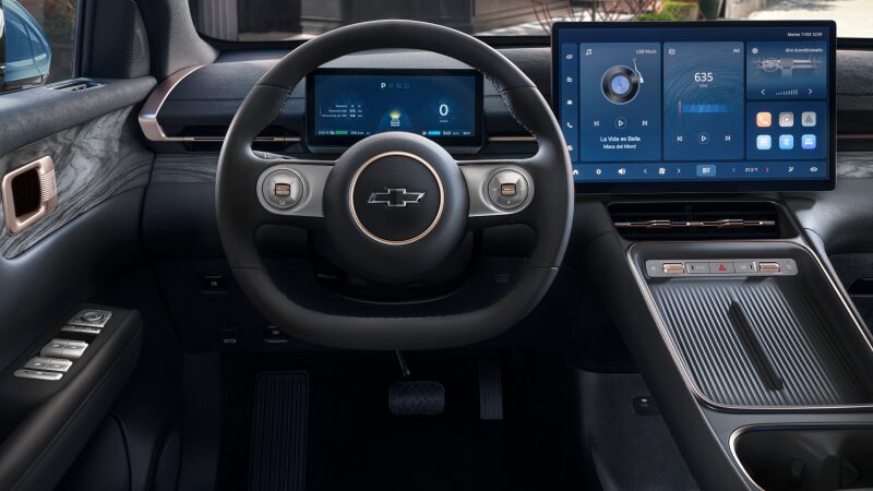 Vista del volante de la Chevrolet Captiva PHEV, además de los controles y la pantalla digital central.