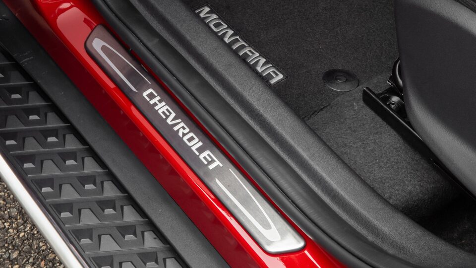 Protege los zócalos tu pickup Chevrolet Montana con los protectores iluminados