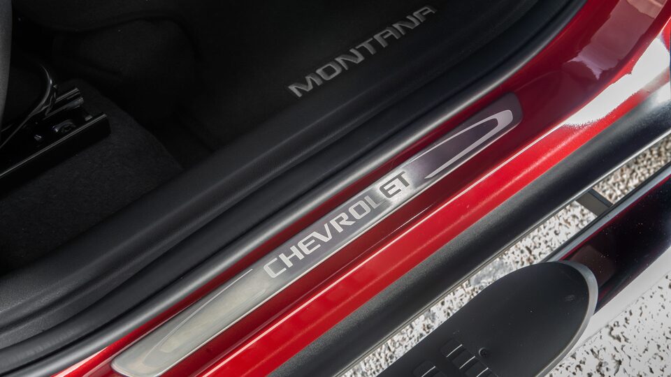 Protegé tu pickup Chevrolet Montana con el protector de zócalo simil aluminio
