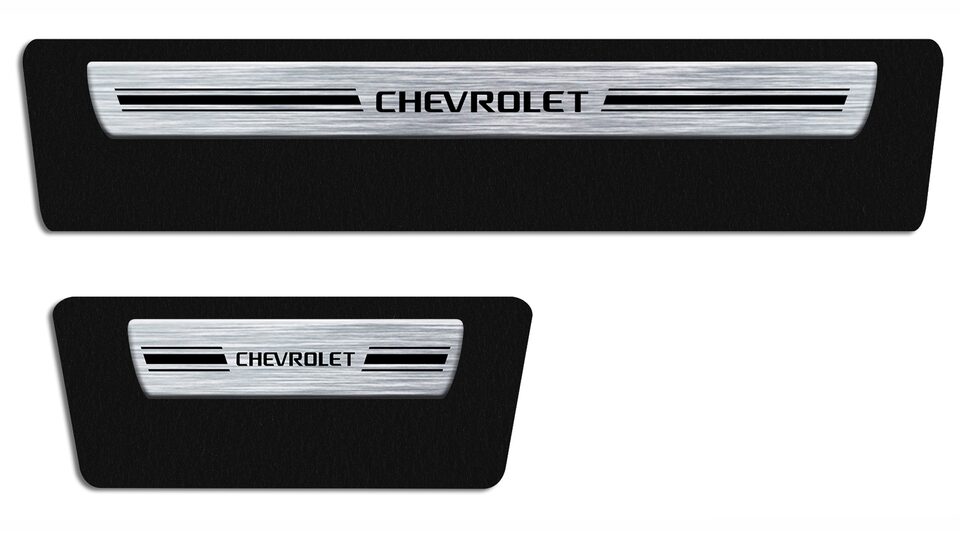 Protegé los zócalos tu pickup Chevrolet Montana con los protectores negros