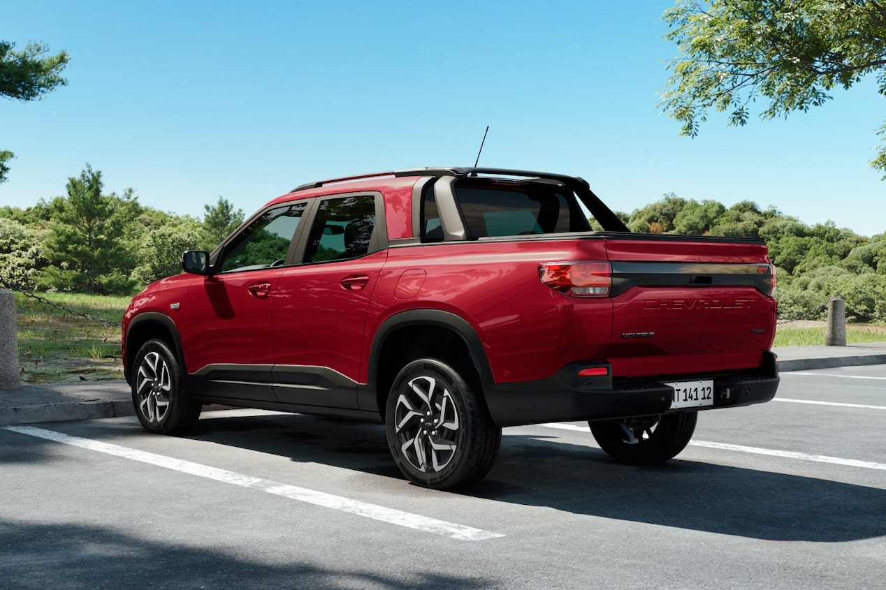Vista trasera de la Chevrolet Montana 2026 versión RS en color Rojo Jinx estacionada.
