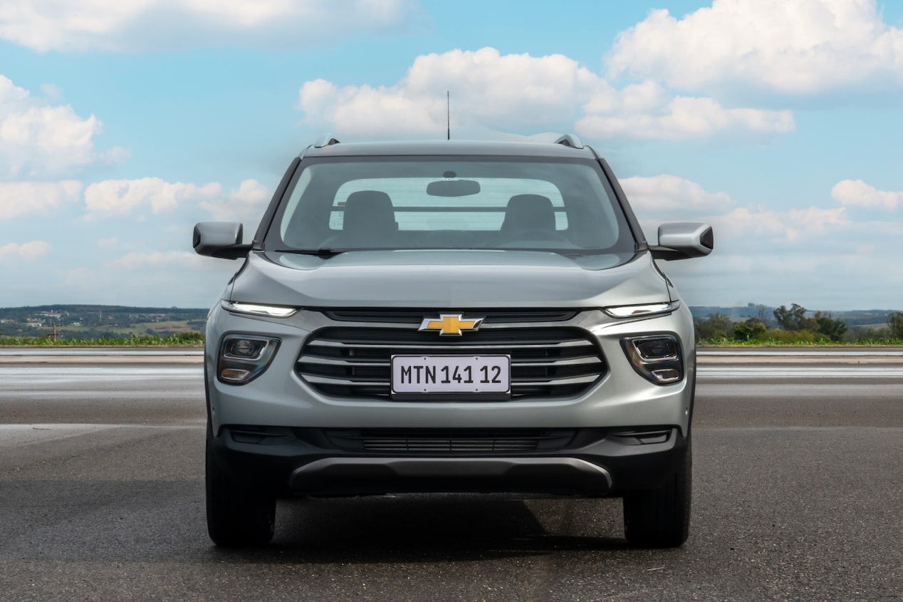Vista delantera de la Chevrolet Montana 2026 versión Premier en color Sharkskin estacionada en zona descampada.