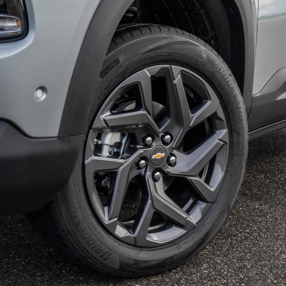 Vista en detalle de las nuevas llantas de alineación de 17 pulgadas de la Chevrolet Montana 2026.