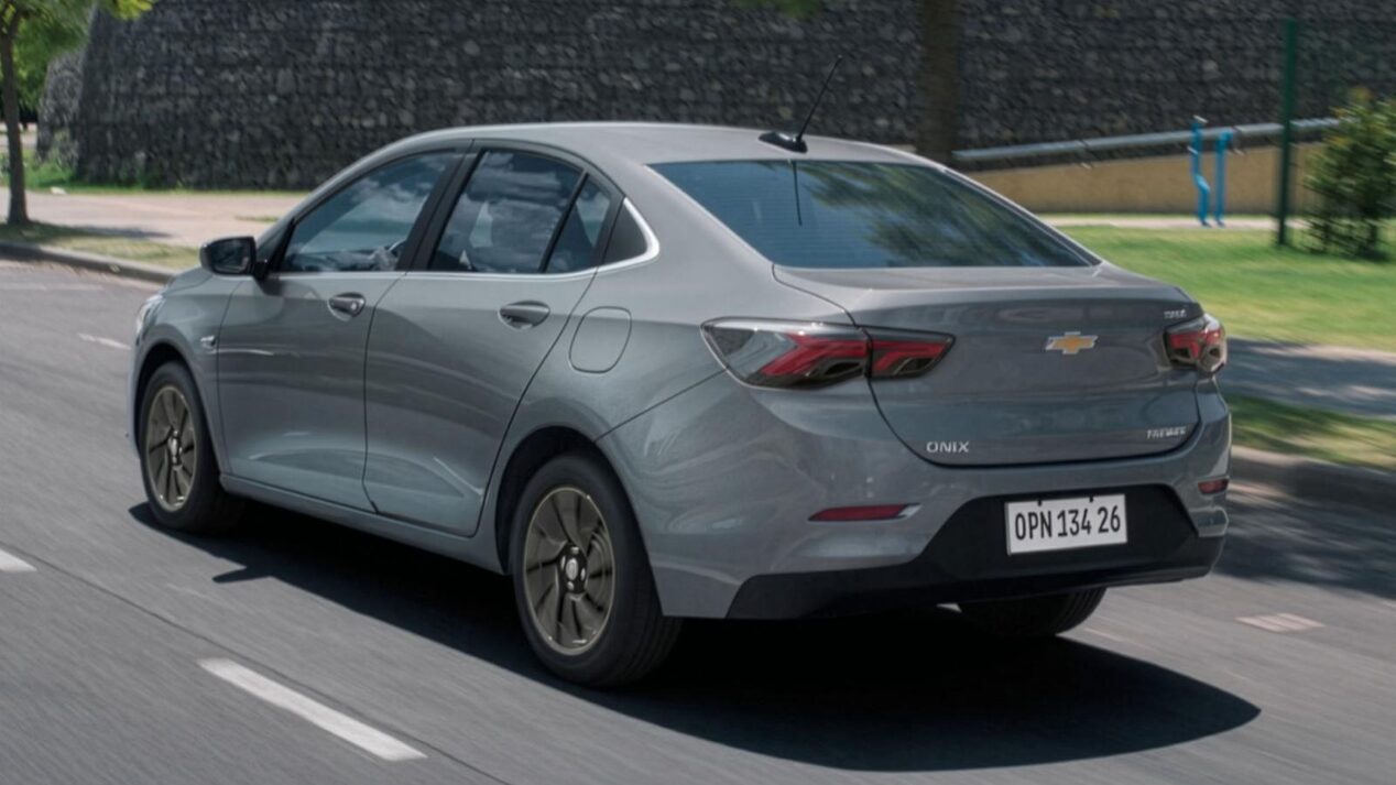 Vista trasera del Onix Plus circulando por una calle.