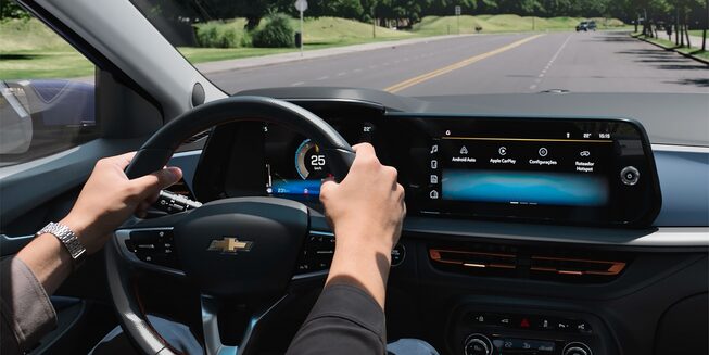 Vista completa del tablero con la central multimedia MyLink con pantalla tactil de 8 pulgadas.