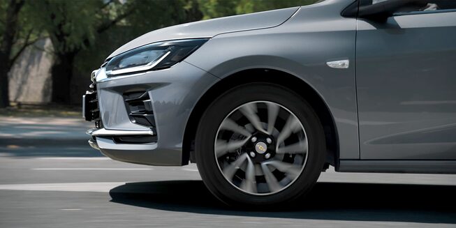 Vista en detalle de las llantas de acero High Vent de 15 pulgadas del Chevrolet Onix Plus.