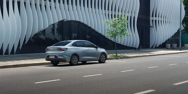 Chevrolet Onix Plus estaciondo en zona urbana.