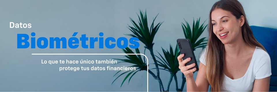 Imagen de una mujer sentada, sonriendo mientras mira la pantalla de su celular. A la derecha, el texto: Datos Biométricos, lo que te hace único también protege tus datos financieros.