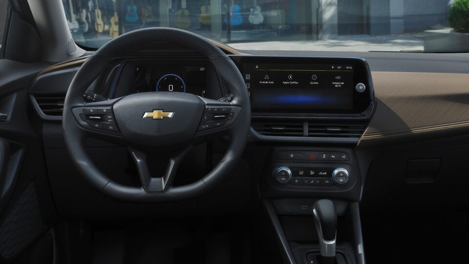 Vista interior del Chevrolet Tracker LT AT Turbo destacando la central multimedia MyLink de 8"