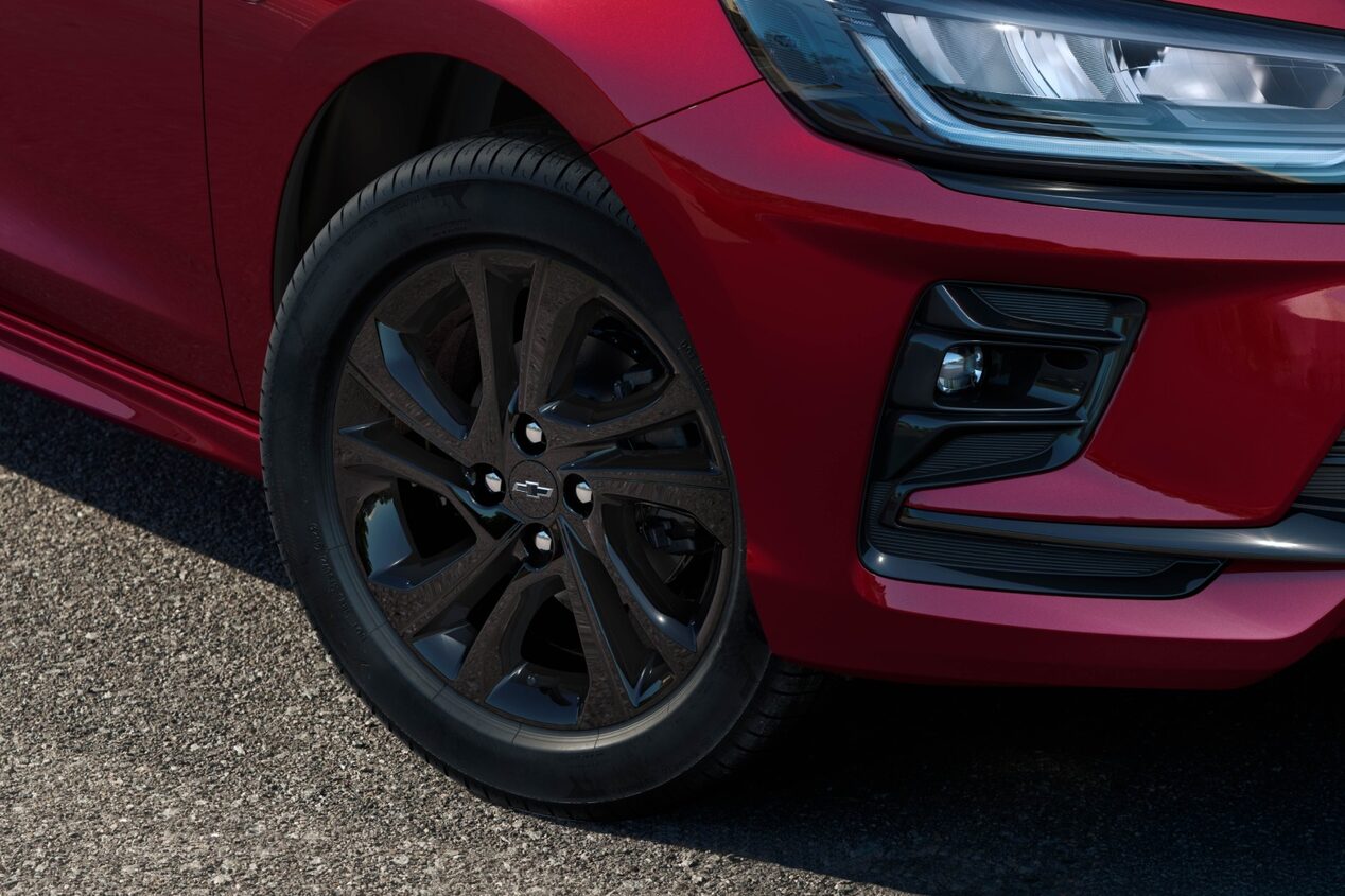 Foto do Chevrolet Onix 2026 versao RS com detalhe das novas rodas de liga leve de 16 com design exclusivo.