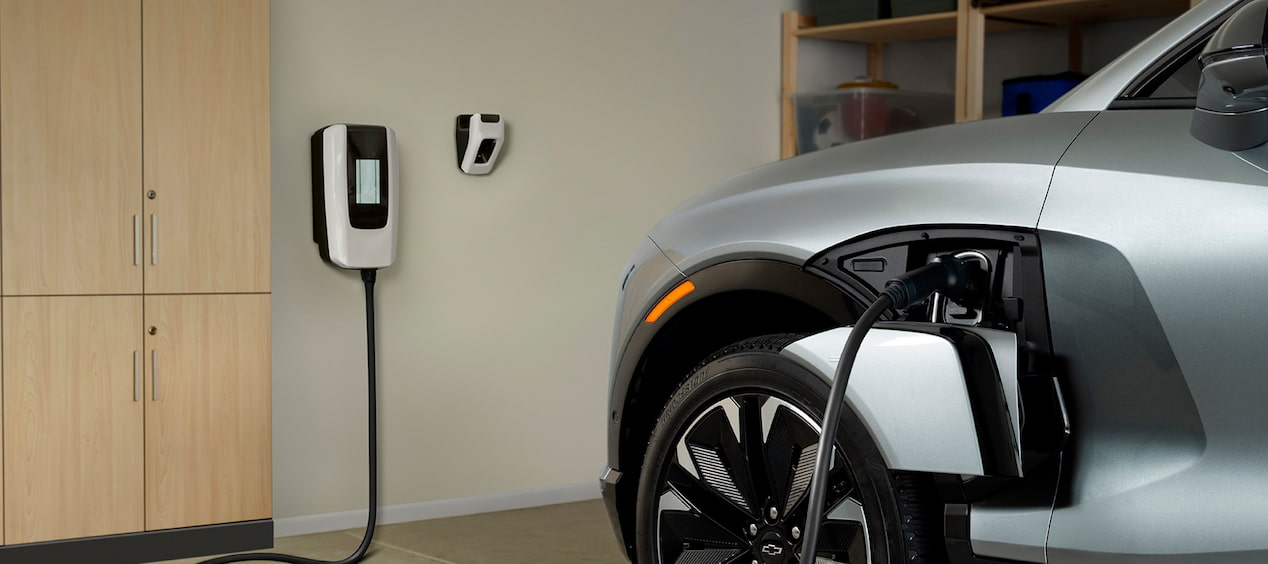 Imagem de uma família indo em direção a um Equinox EV. Texto: Energia de sobra pra ir além - Saiba tudo sobre o carregamento e a autonomia dos carros elétricos.