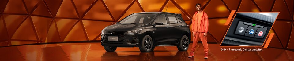 Um Chevrolet Onix preto é exibido em frente a um fundo geométrico laranja, com uma pessoa de laranja ao lado e um encarte mostrando o sistema OnStar. O texto menciona sete meses de OnStar grátis.