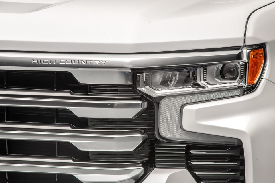 Imagem frontal da Silverado, mostrando grade e faróis