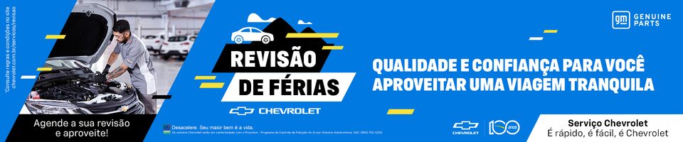 Mecânico Chevrolet realizando inspeção no motor de um carro em oficina. Texto no centro: Revisão de Férias Chevrolet. Ao lado, mensagem: Qualidade e confiança para você aproveitar uma viagem tranquila