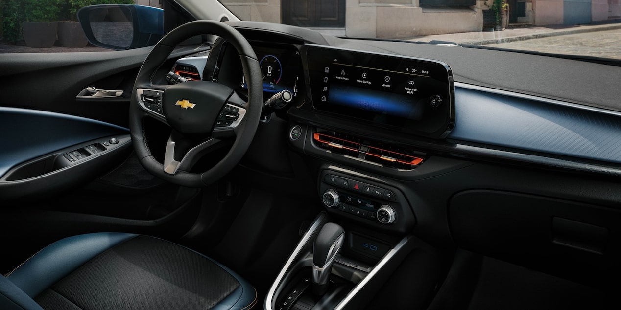 Volante multifuncional e painel digital do Chevrolet Onix Plus.