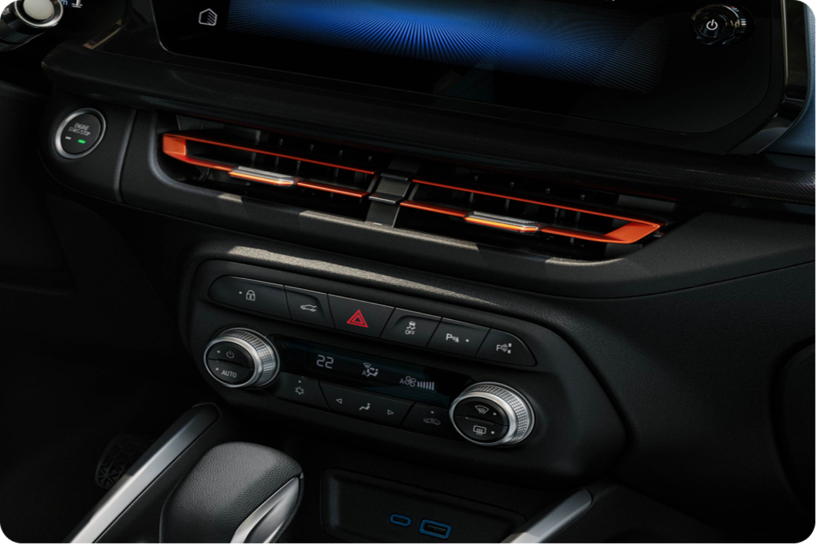 Detalhe do ar-condicionado digital com controles rotativos.