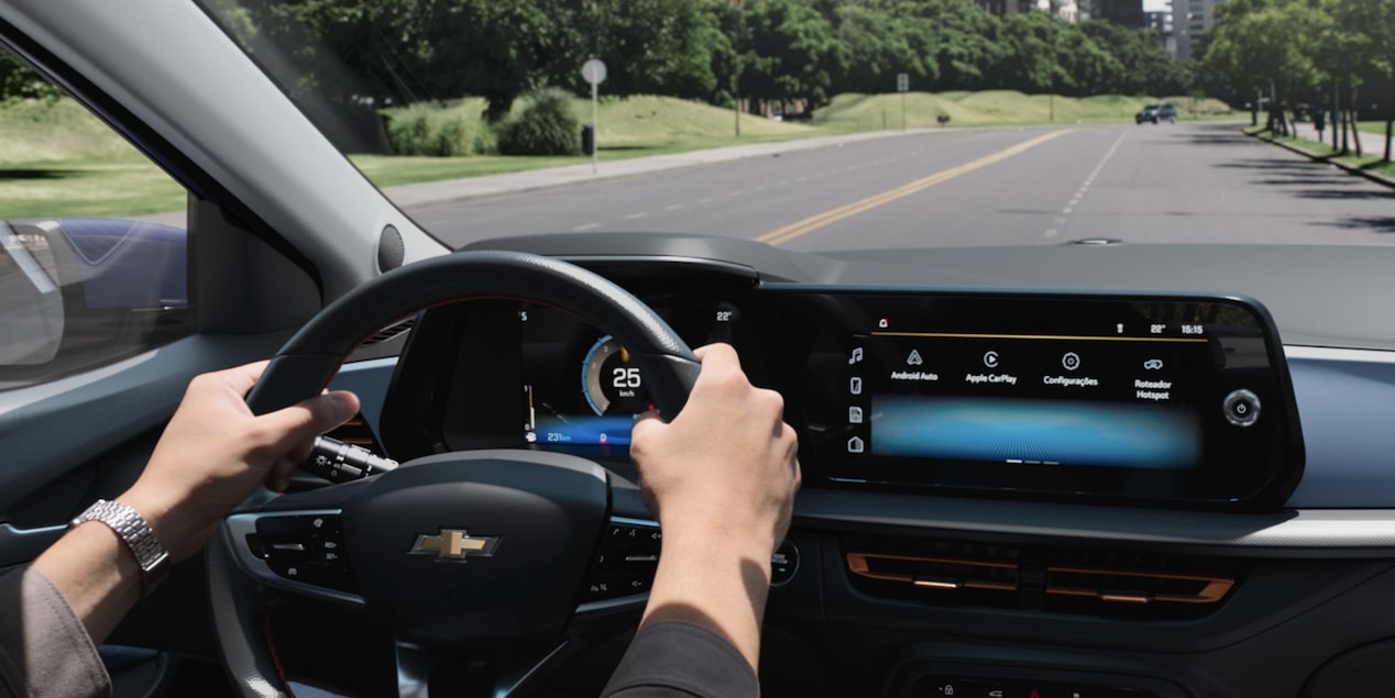 Farol dianteiro com assinatura em LED do Chevrolet Onix.