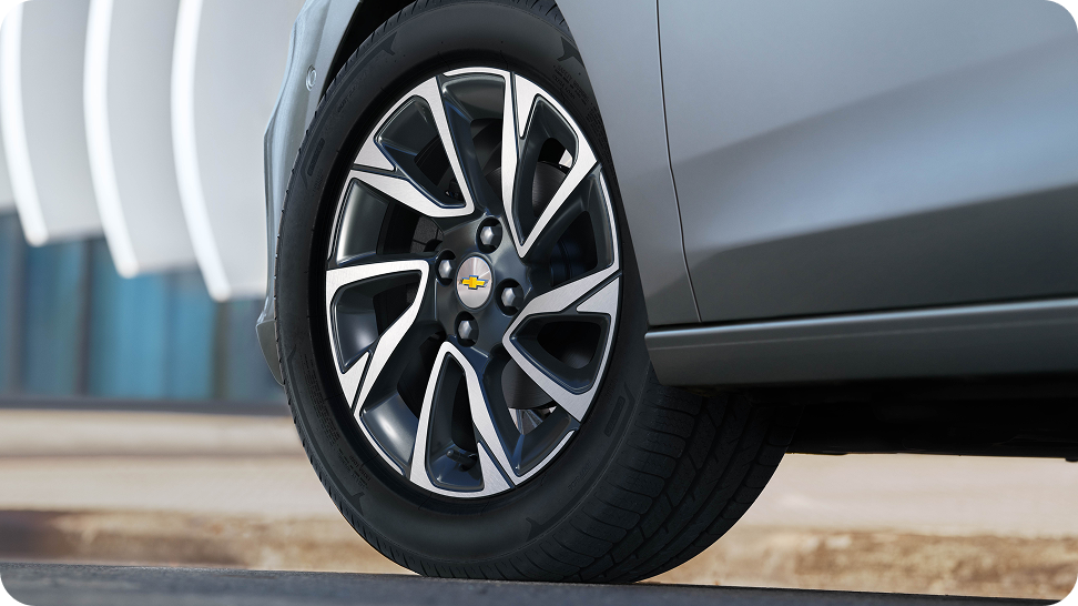 Roda de liga leve do Chevrolet Onix Plus em detalhe.