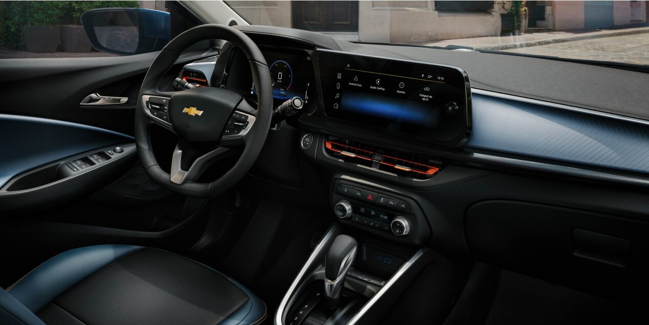 Interior do Chevrolet Onix com central multimídia e acabamento escuro.