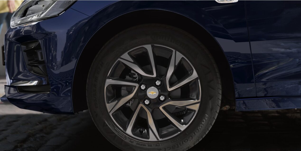 Roda de liga leve do Chevrolet Onix em detalhe.