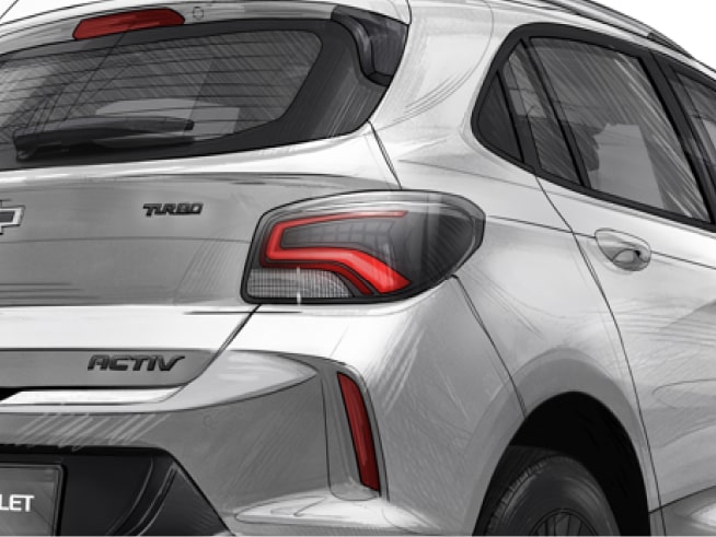 Onix Activ Prata visto de trás, destacando lanterna direita traseira em LED acesa. Tampa do porta-malas com emblemas Turbo e ACTIV e para-choque com acabamento esportivo.